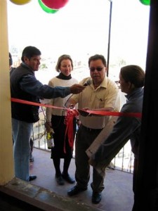 4villaserrano.cuttingribbon The mayor of Villa Serrano cuts the ribbon at the entrance of the library.