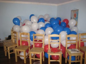 2villaserrano.emb.balloons Balloons all ready to go for the US Embassy book donation.